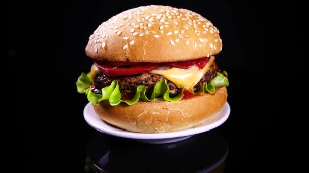 Appetizing Burger Fundal Negru Mâncare Rapidă Delicioasă Hamburger Cheeseburger Tăietură — Videoclip de stoc