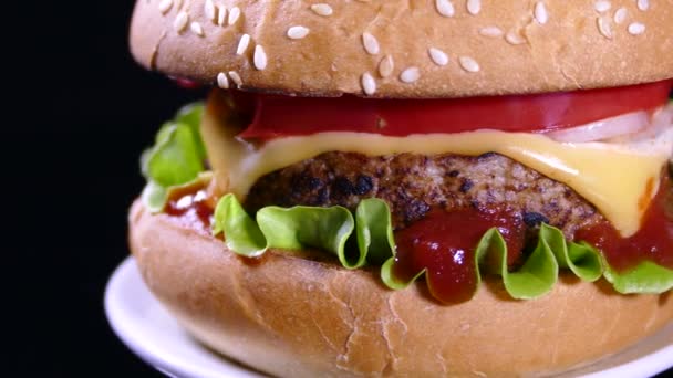 Hamburger Appétissant Sur Fond Noir Délicieux Fast Food Hamburger Cheeseburger — Video