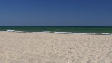 Boş deniz plajı. Tatil sezonunun başarısızlığı. Coronovirüs karantinasında dinlenin.