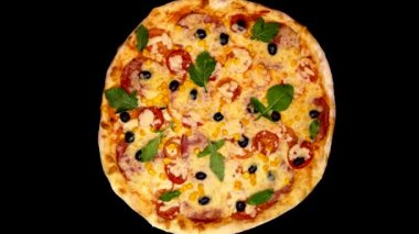 Pizzaya yakın çekim. Ürünlerin teslimatı. Peynirli pizza, domates ve zeytinli.