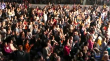 Konserde birçok kişi alkışladı. Bulanık kalabalık arka planı.
