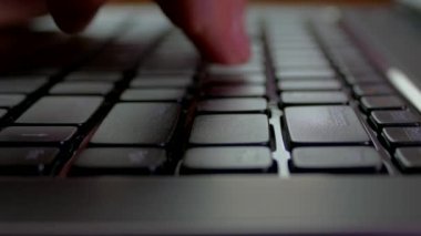 Laptop klavyesindeki tuşlara bas. Bilgisayarda çalış. Metni parmaklarınızla yazın.
