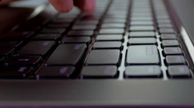 Laptop klavyesindeki tuşlara bas. Bilgisayarda çalış. Metni parmaklarınızla yazın.