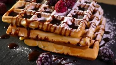 Waffle ızgarasında waffle yapmak. Hamur ve böğürtlenli tatlı.