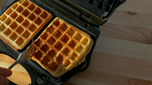 Cuocere Waffle Una Piastra Waffle Dolce Dessert Base Pasta Piatto — Video Stock