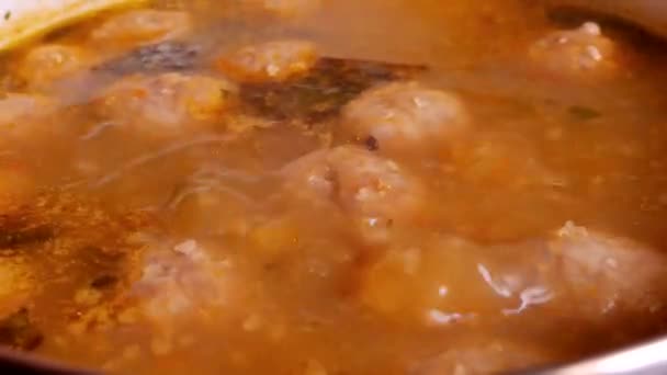 Prepara Sopa Albóndigas Comida Está Cocinando Una Cacerola Cocina — Vídeos de Stock