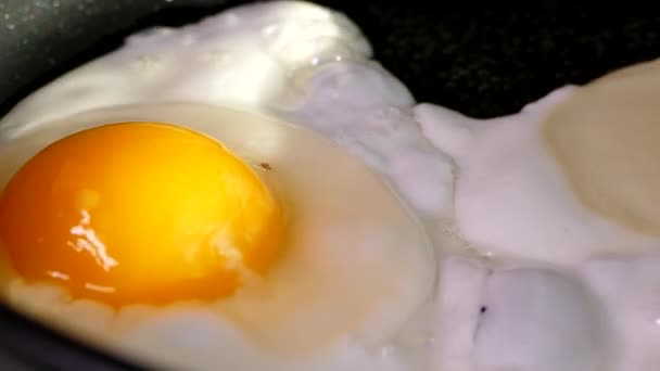 Обсмажити Яйця Сковороді — стокове відео
