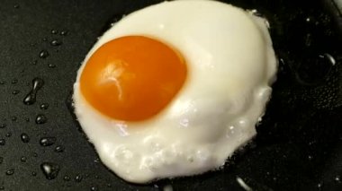 Yumurtayı kızartma tavasında kızart. 