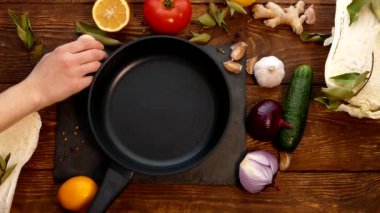 Mutfakta yemek pişirmek. Sebze ve yumurta yemeği hazırlamak için kızartma tavası..