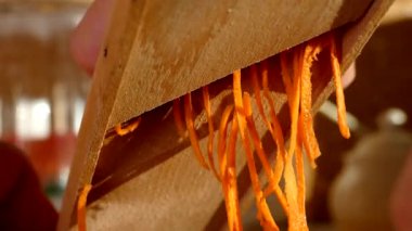 Yakından ızgara havuç. Bulaşık Kore havuçları. Sebzeler vitamin ve çoklu karoten..