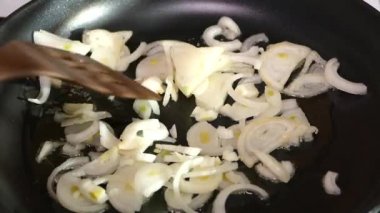 Tavada yağda kızartılmış soğan. Tavada kızarırken..