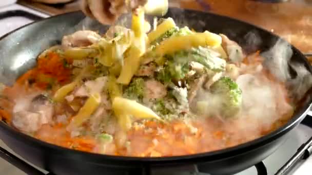 Kook Groente Stoofpot Een Pan Met Champignons Asperges Vegetarisch Eten — Stockvideo