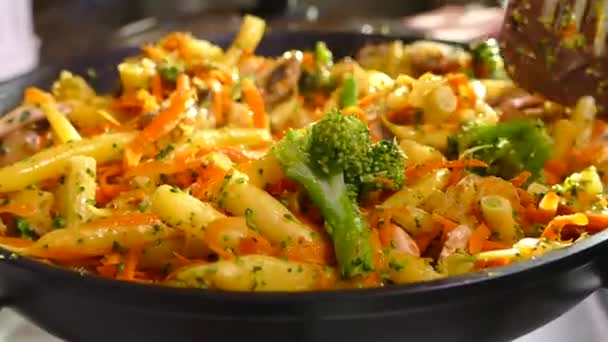 Cocine Guiso Verduras Una Sartén Con Champiñones Espárragos Comida Vegetariana — Vídeo de stock