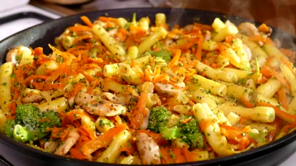 Μαγειρέψτε Λαχανικά Στιφάδο Ένα Τηγάνι Μανιτάρια Σπαράγγια Και Λευκή Σάλτσα — Αρχείο Βίντεο