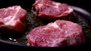 Bir parça çiğ et yağda kızartılır. Tavada domuz eti pişir. Mutfakta öğle yemeği hazırla..