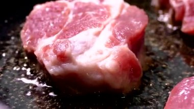 Bir parça çiğ et yağda kızartılır. Tavada domuz eti pişir. Mutfakta öğle yemeği hazırla..