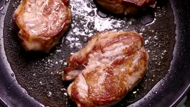 Bak de biefstuk in een pan. Bereid een gerecht met stukjes vlees. Varkensvlees met krokante korst close-up. — Stockvideo