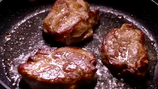 Faire frire le steak dans une poêle. Préparer un plat de morceaux de viande. Porc avec croûte croustillante gros plan. — Video