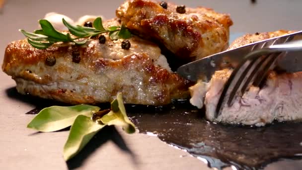 Potnij Kawałek Soczystego Steku Jedz Mięso Nożem Widelcem — Wideo stockowe