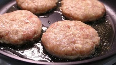 Pirzolaları yağlı bir tavada kızart. Köfteler yakın plan hamburgerler için. Et tabağı ocakta hazır..