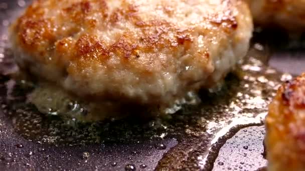Goreng Potongan Daging Dalam Panci Dengan Minyak Bakso Untuk Burger — Stok Video