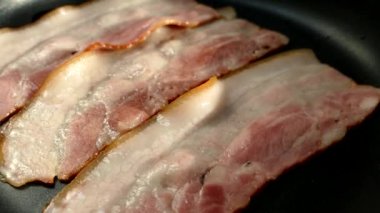 Pastırmayı tavada kızart. Bir dilim domuz pastırması kendi yağında hazırlanır. Et ve domuz yağı katmanı. Mutfağı kapatın..