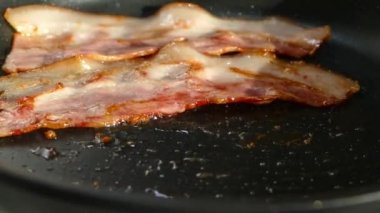 Pastırmayı tavada kızart. Bir dilim domuz pastırması kendi yağında hazırlanır. Et ve domuz yağı katmanı. Mutfağı kapatın..