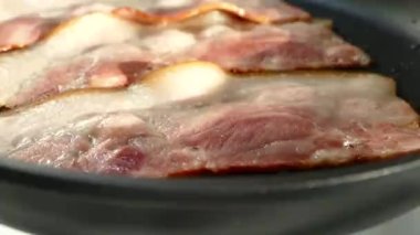 Pastırmayı tavada kızart. Bir dilim domuz pastırması kendi yağında hazırlanır. Et ve domuz yağı katmanı. Mutfağı kapatın..