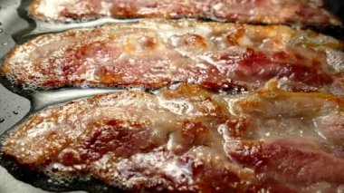 Pastırmayı tavada kızart. Bir dilim domuz pastırması kendi yağında hazırlanır. Et ve domuz yağı katmanı. Mutfağı kapatın..