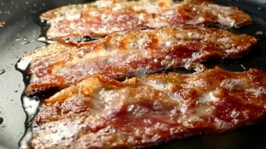 Pastırmayı tavada kızart. Bir dilim domuz pastırması kendi yağında hazırlanır. Et ve domuz yağı katmanı. Mutfağı kapatın..