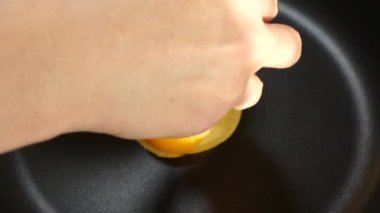 Çiğ yumurtayı tavada çırpın. Öğle yemeği için tavuk yumurtası kızart..