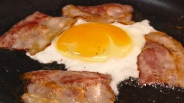 Pastırmalı kahvaltı ve tavada kızarmış yumurta..
