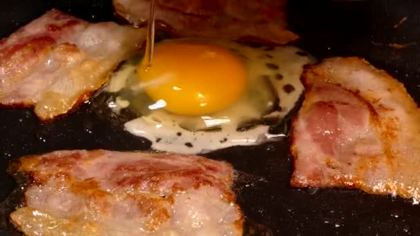 Ontbijt van spek en gebakken ei in een pan. — Stockvideo