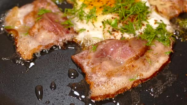 Colazione di pancetta e uovo fritto in una padella. — Video Stock