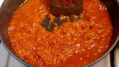 Sıvı kırmızı tabak tavada kaynıyor. Ukrayna Borsch 'u. Sebzeli, pancar ve havuçlu güveç..