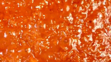 Sıvı kırmızı tabak tavada kaynıyor. Ukrayna Borsch 'u. Sebzeli, pancar ve havuçlu güveç..