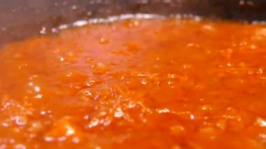 Sıvı kırmızı tabak tavada kaynıyor. Ukrayna Borsch 'u. Sebzeli, pancar ve havuçlu güveç..