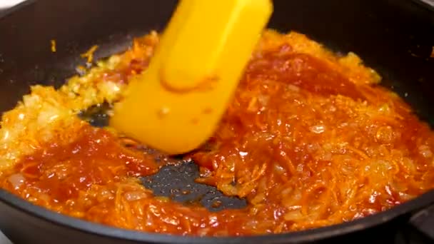 El plato líquido rojo hierve en la cacerola. Borsch ucraniano. Guiso con verduras y remolachas de mesa y zanahorias. — Vídeos de Stock