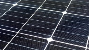 Güneş paneli kapanıyor. Tek kristalli güneş pili. Alternatif enerji. Elektrik üretimi. Ekolojik enerji taşıyıcıları. Elektrik santrali