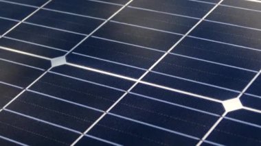 Güneş paneli kapanıyor. Tek kristalli güneş pili. Alternatif enerji. Elektrik üretimi. Ekolojik enerji taşıyıcıları. Elektrik santrali