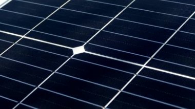 Güneş paneli kapanıyor. Tek kristalli güneş pili. Alternatif enerji. Elektrik üretimi. Ekolojik enerji taşıyıcıları. Elektrik santrali