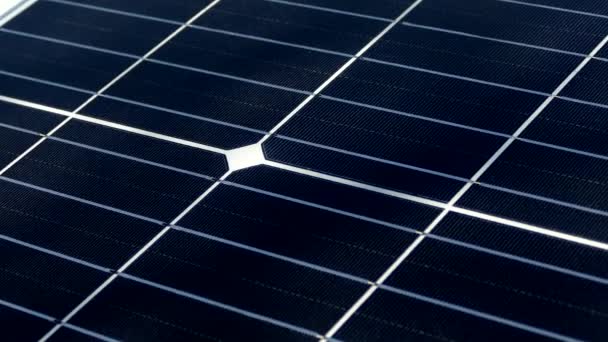 太陽電池パネルが閉まります。単結晶太陽電池。代替エネルギーだ。電気生産。生態エネルギーキャリア。発電所 — ストック動画