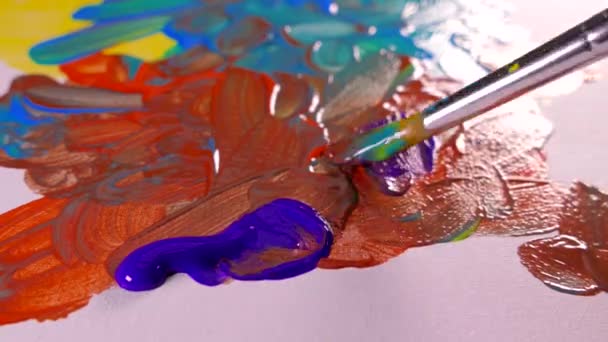 Pitture multicolori su una tela d'arte. Mescoli vernici ad olio con una spazzola. Giallo blu rosso. — Video Stock