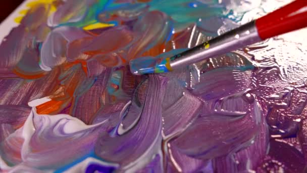 Pitture multicolori su una tela d'arte. Mescoli vernici ad olio con una spazzola. Giallo blu rosso. — Video Stock