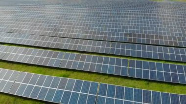 Sahadaki güneş panelleri. Bataryalı güneş enerjisi santrali. Alternatif enerji kaynakları.