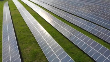Sahadaki güneş panelleri. Bataryalı güneş enerjisi santrali. Alternatif enerji kaynakları.