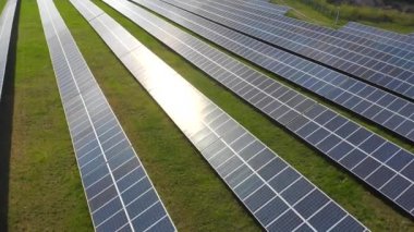 Sahadaki güneş panelleri. Bataryalı güneş enerjisi santrali. Alternatif enerji kaynakları.