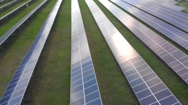 Sahadaki güneş panelleri. Bataryalı güneş enerjisi santrali. Alternatif enerji kaynakları.