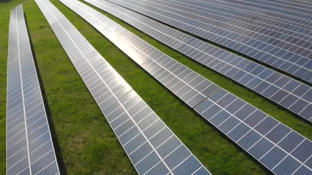 太阳能电池板在田里排成一排.有电池的太阳能发电厂。替代能源. — 图库视频影像