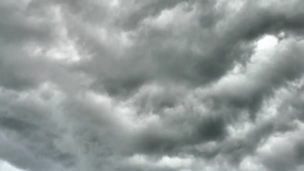 Zwarte Wolken Vliegen Door Lucht Komt Een Storm Aan Een — Stockvideo